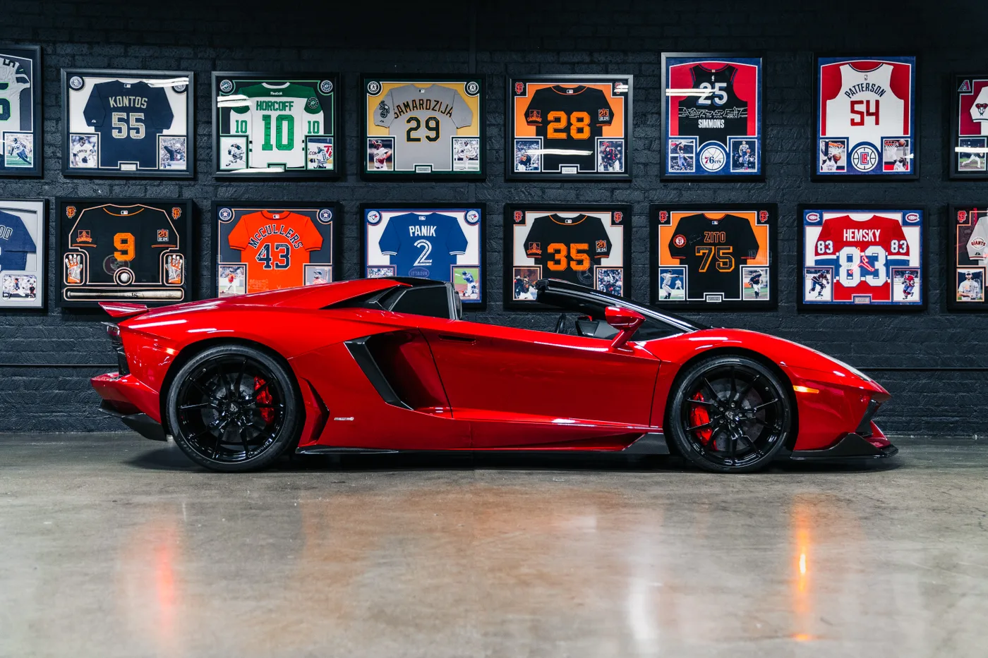 2015 Lamborghini Aventador LP700-4 Roadster - View 4