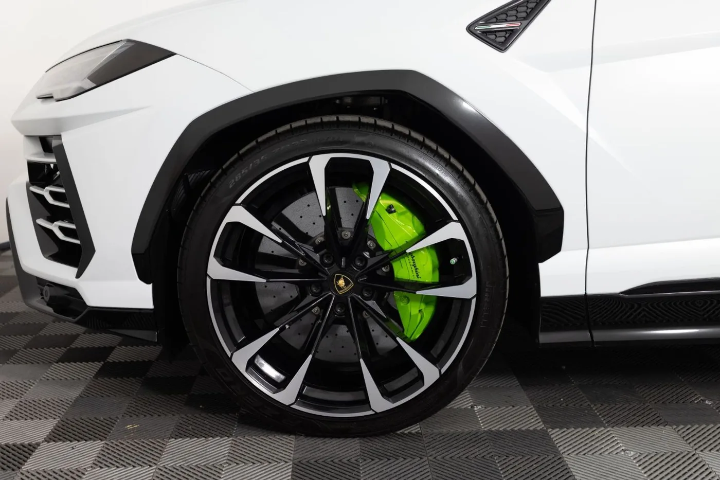 Lamborghini Urus - View 2