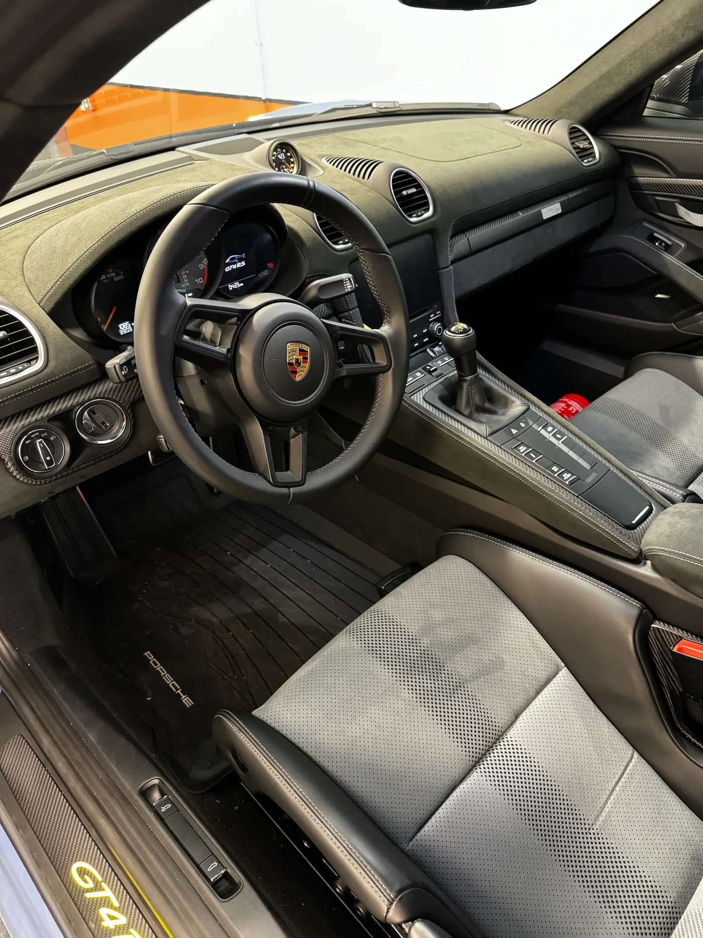 2023 Porsche GT4 RS - View 9