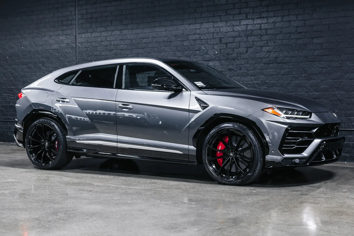 2019 Lamborghini Urus Base - View 8