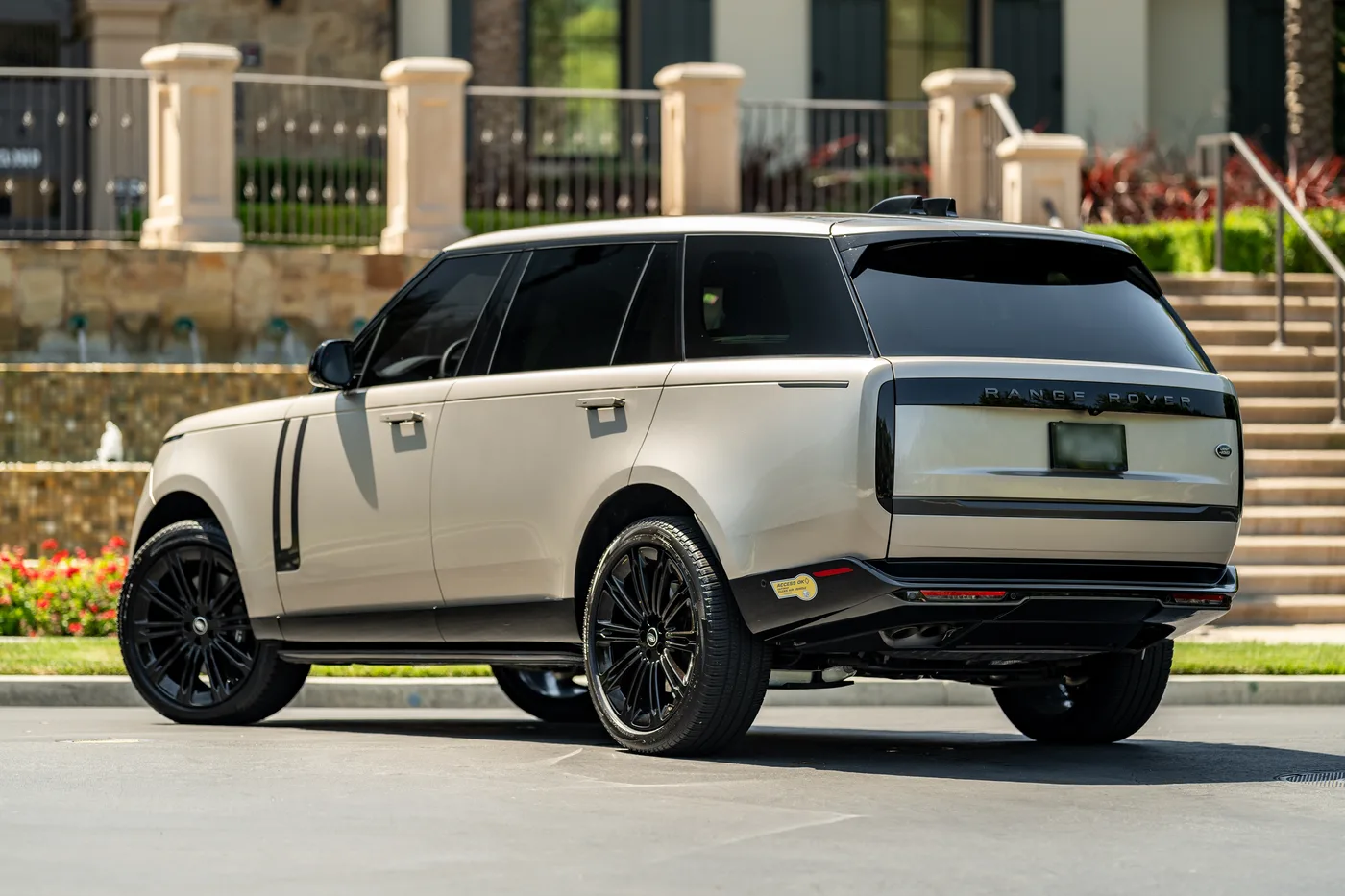 2023 Land Rover Range Rover SE P530 - View 7
