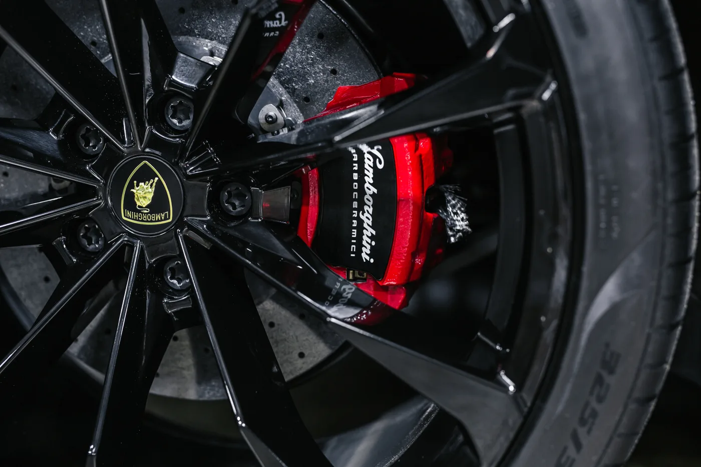 2019 Lamborghini Urus Base - View 7