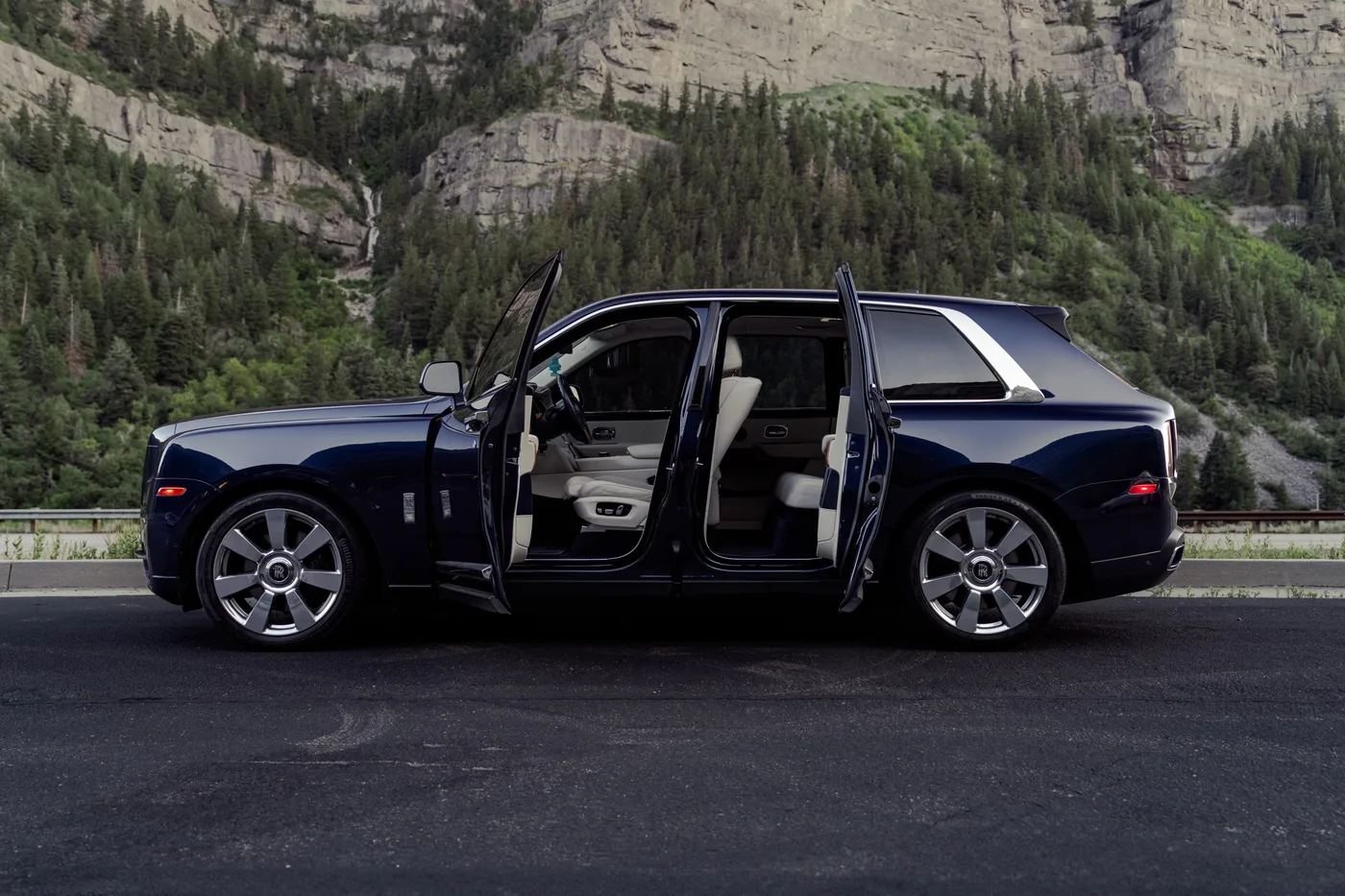 Rolls Royce Cullinan - View 5
