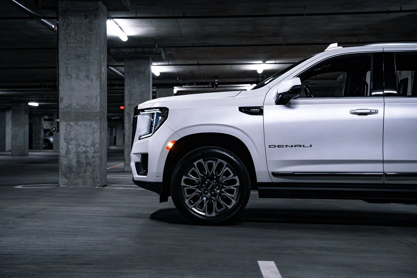 GMC Yukon Denali - View 4