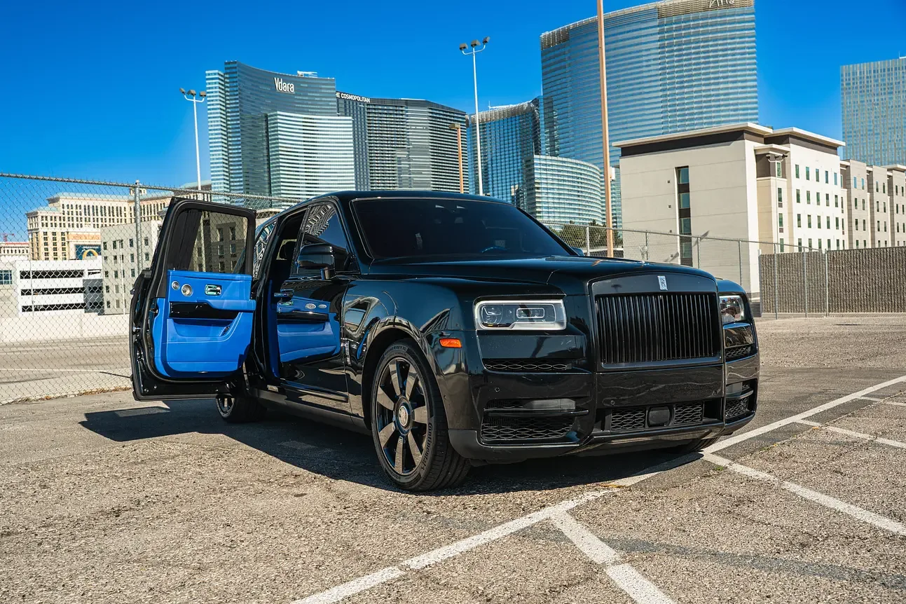Rolls Royce Cullinan Black - View 4