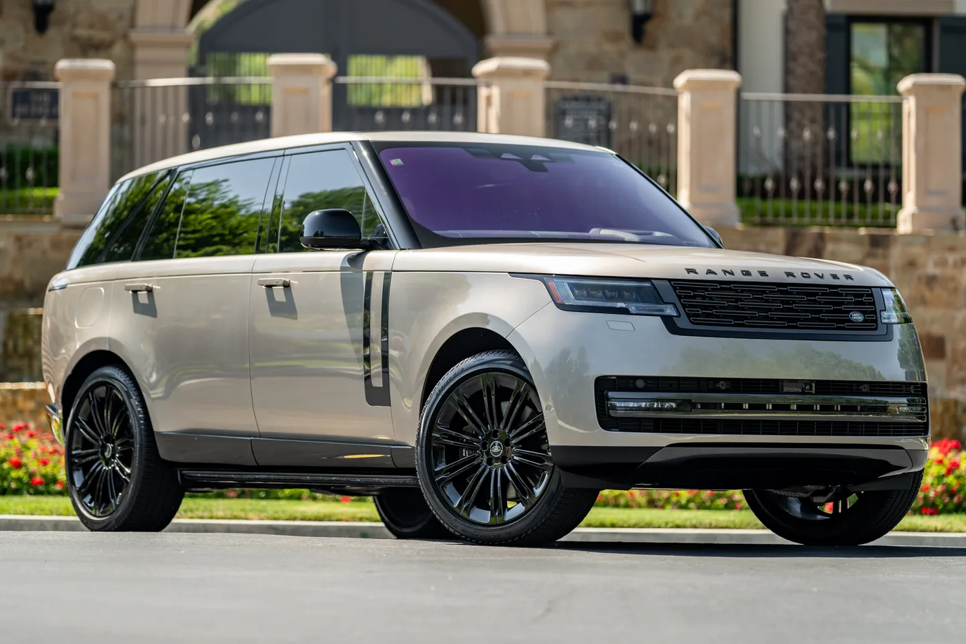 2023 Land Rover Range Rover SE P530 - View 3