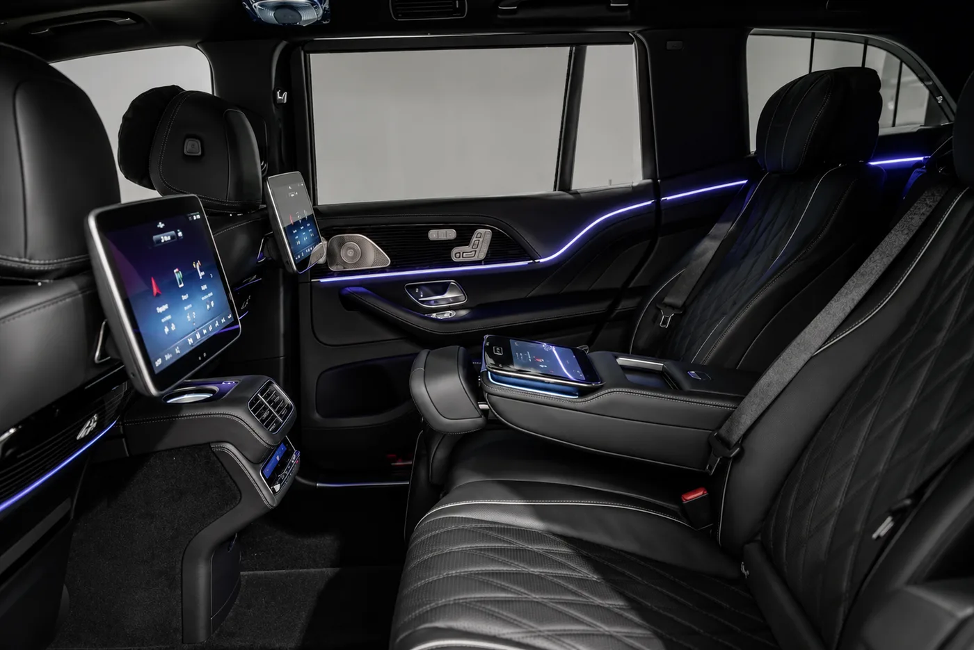 2026 White Maybach GLS 600 - View 4