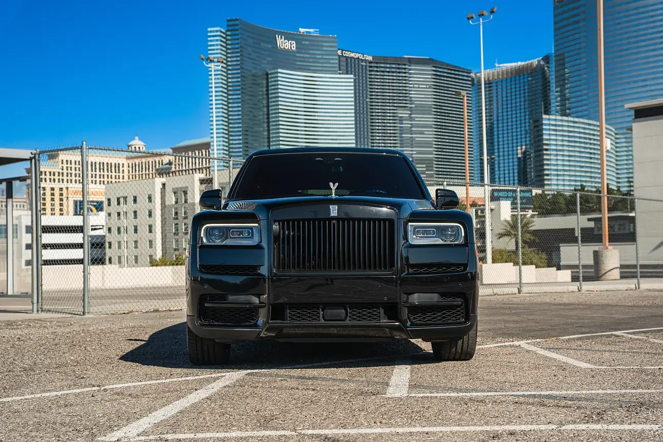Rolls Royce Cullinan Black - View 2