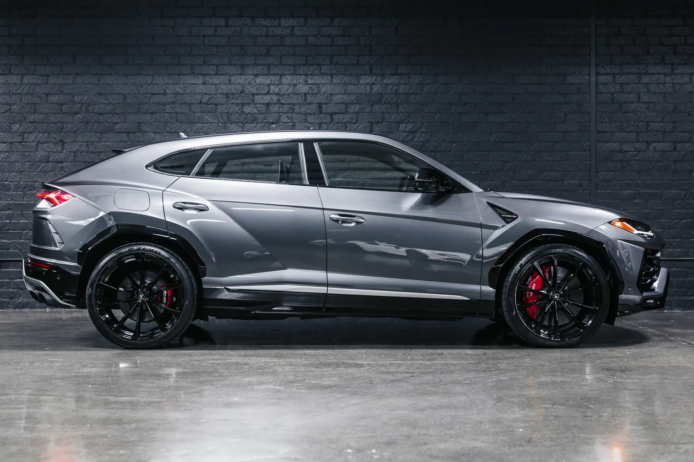 2019 Lamborghini Urus Base - View 3