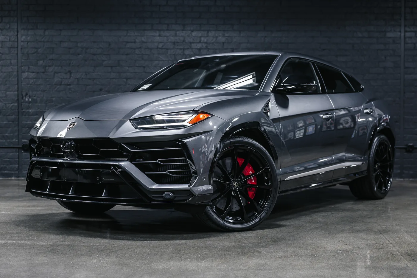 2019 Lamborghini Urus Base - View 2