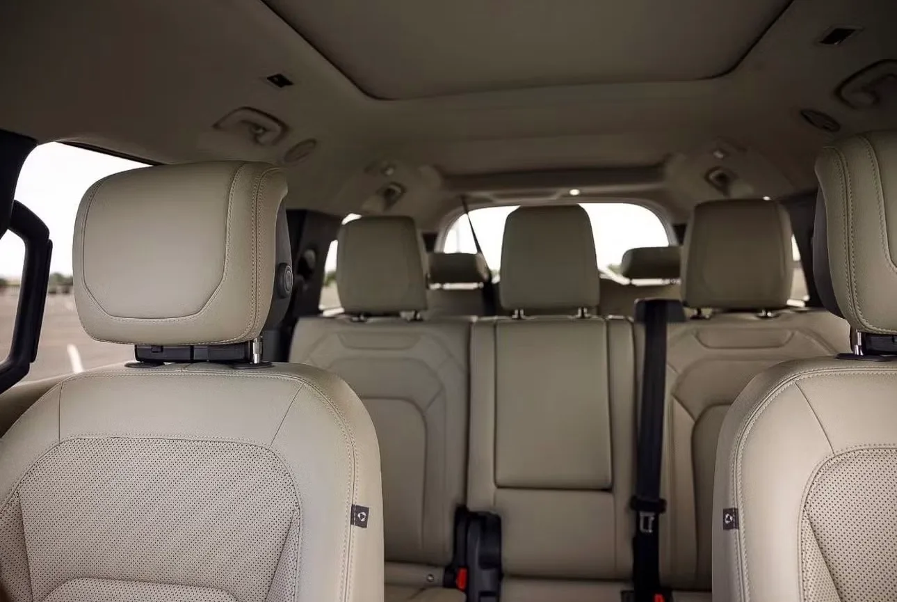Land Rover Defender - View 3