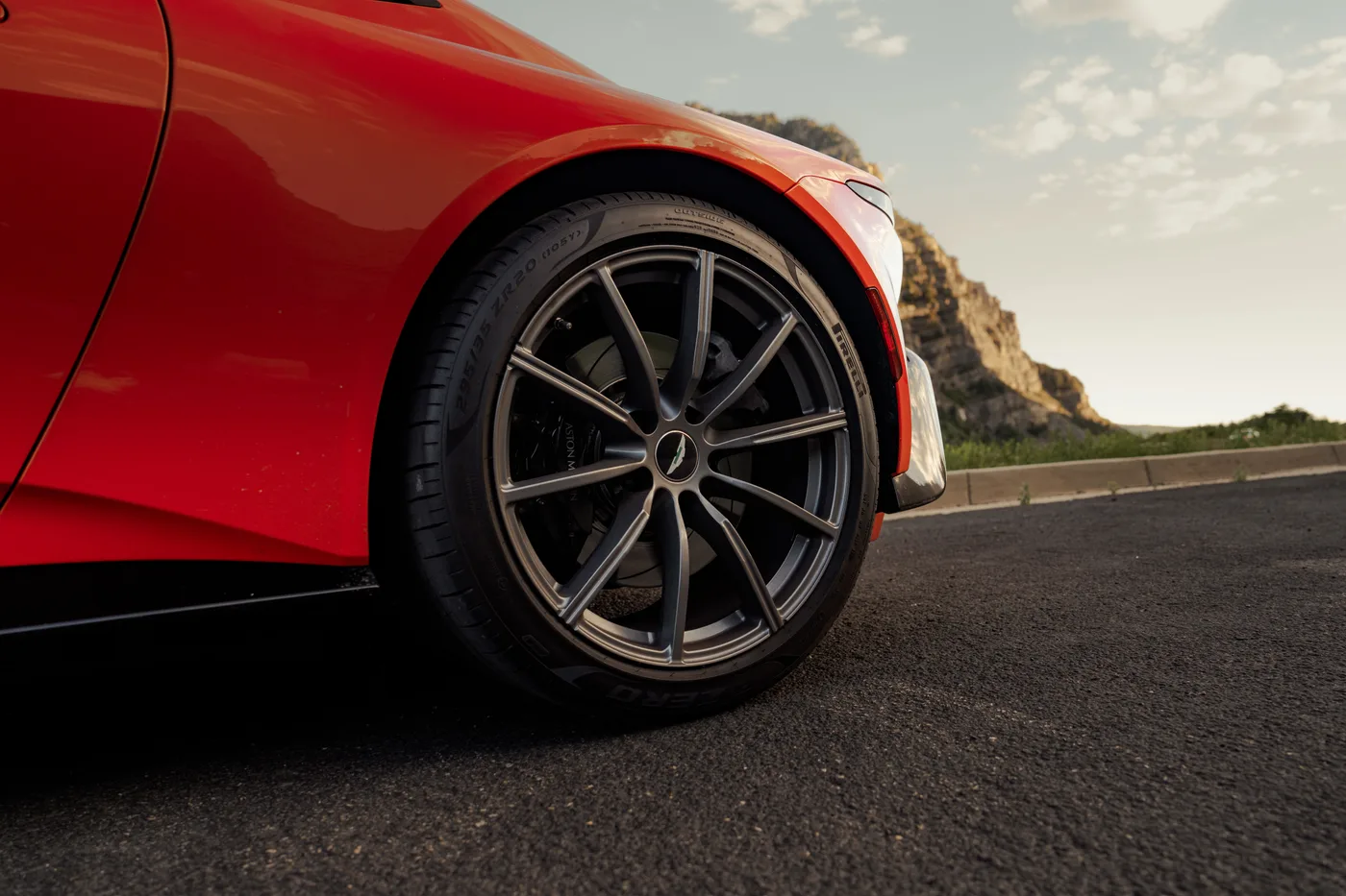 Aston Martin Vantage - View 5
