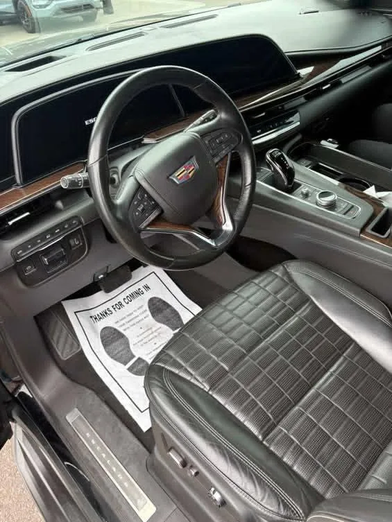 Cadillac Escalade 7-Seater - View 4