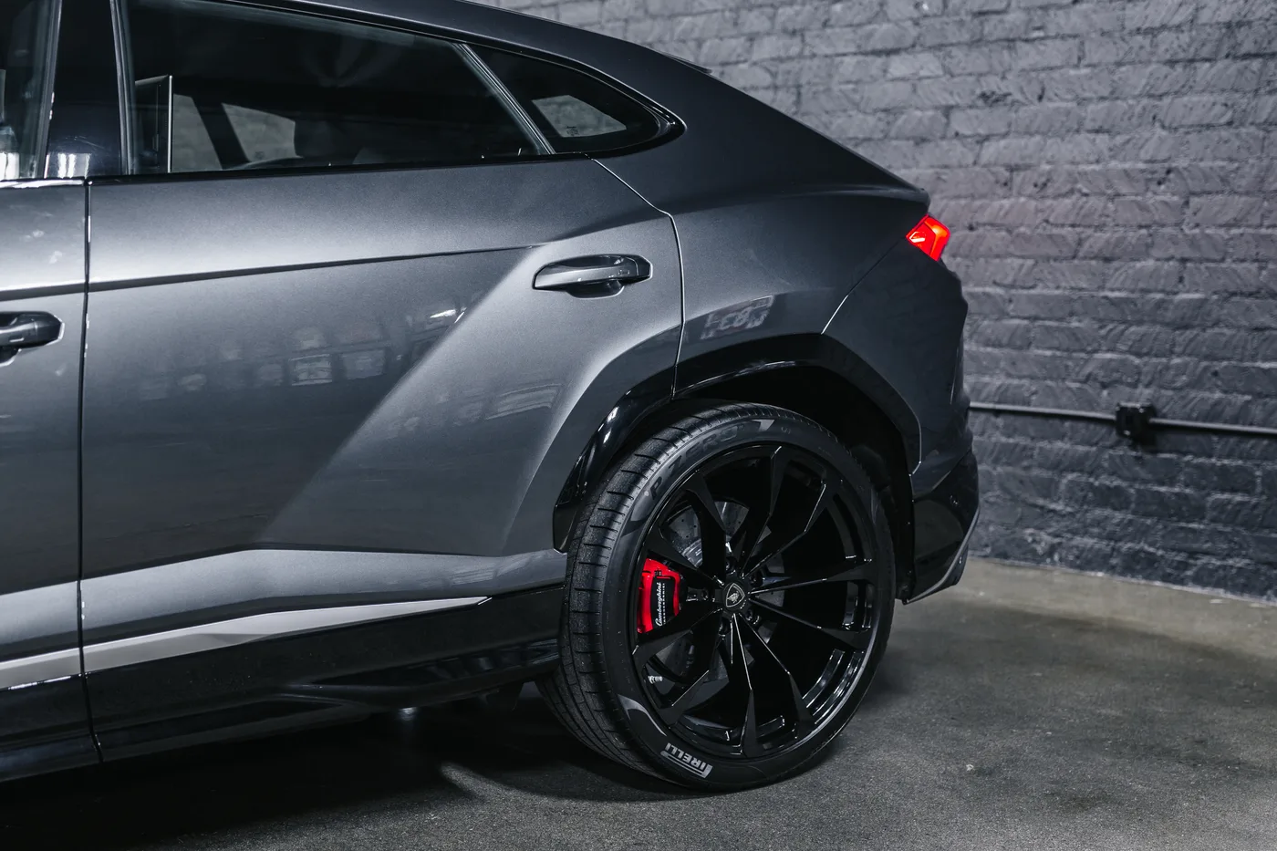 2019 Lamborghini Urus Base - View 10