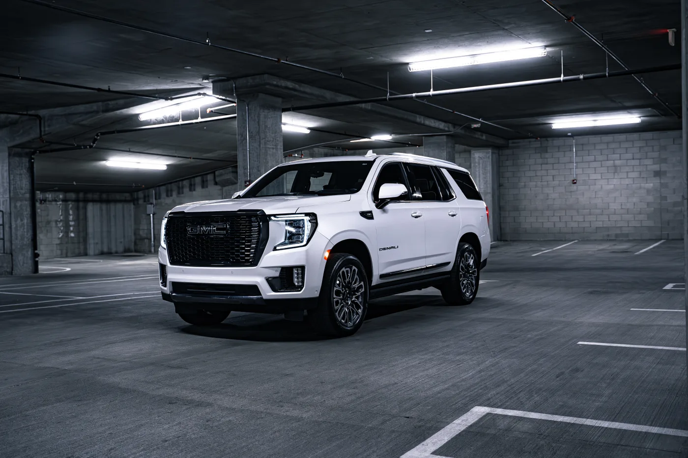 GMC Yukon Denali - View 3