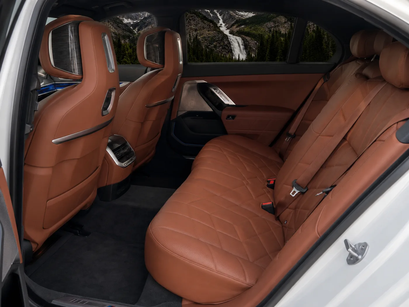 BMW M760i x Drive “Two Tone” - View 9