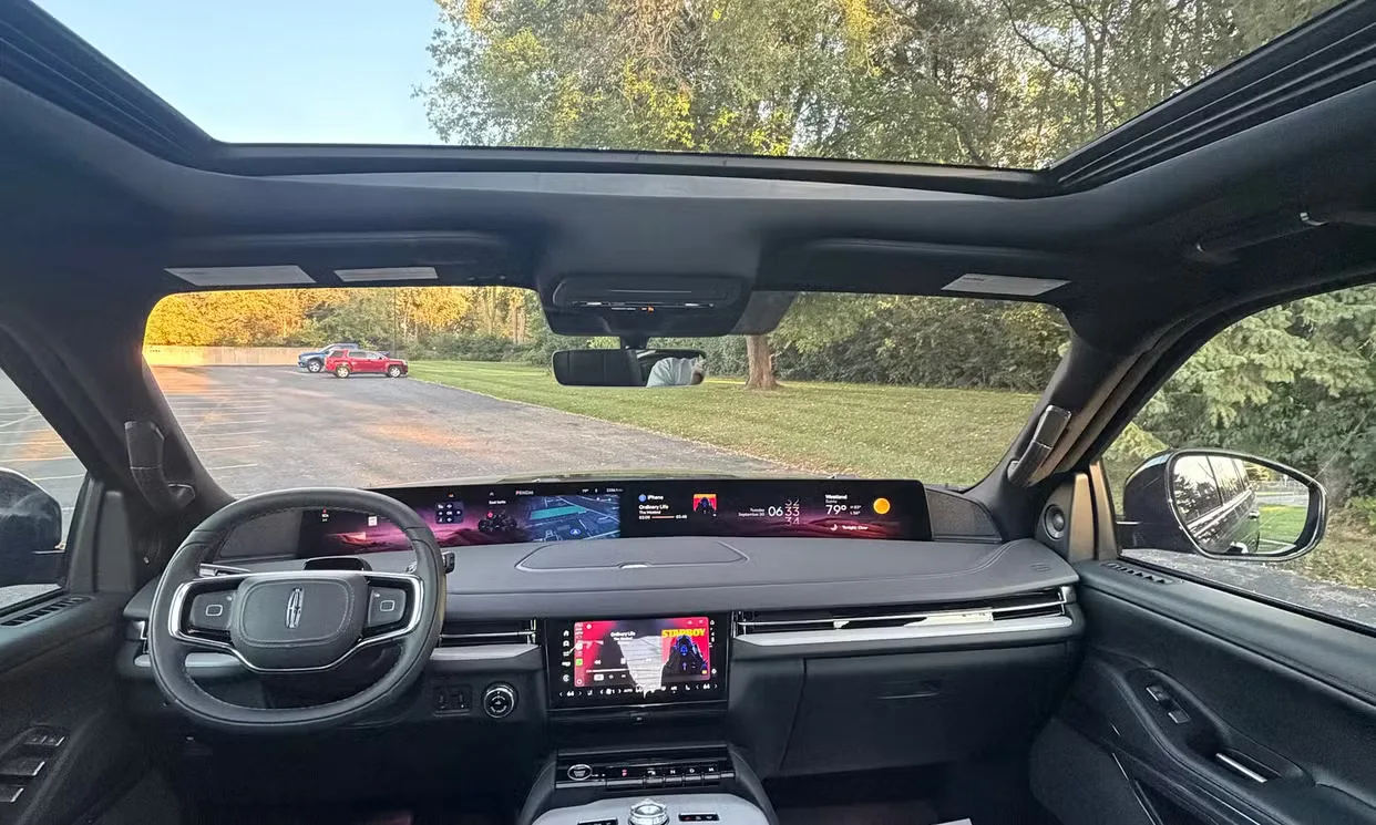 2025 Lincoln Navigator - View 2