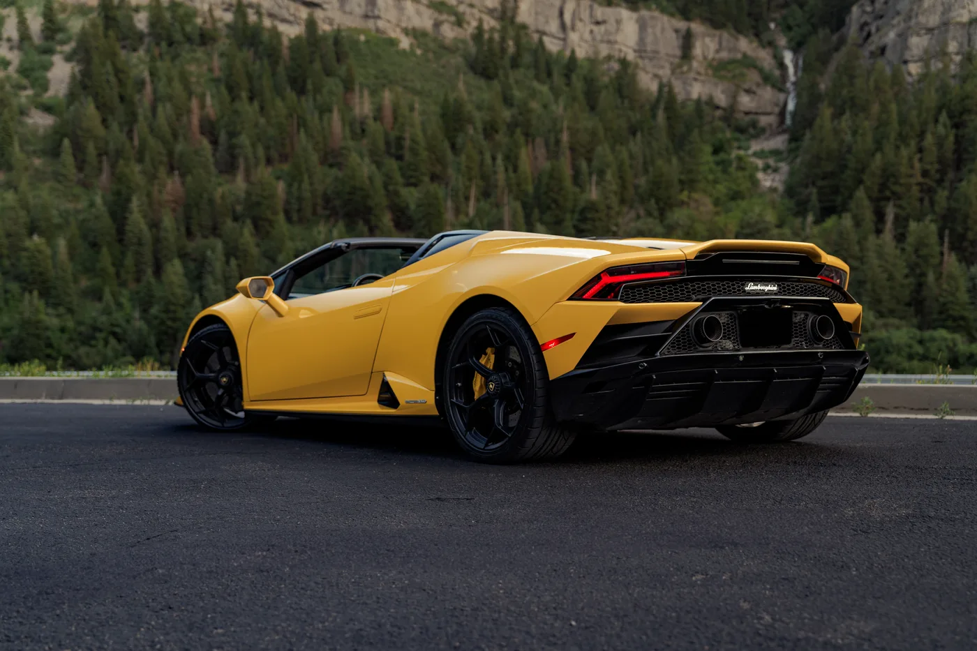 Lamborghini Huracan Evo AWD Spyder - View 8