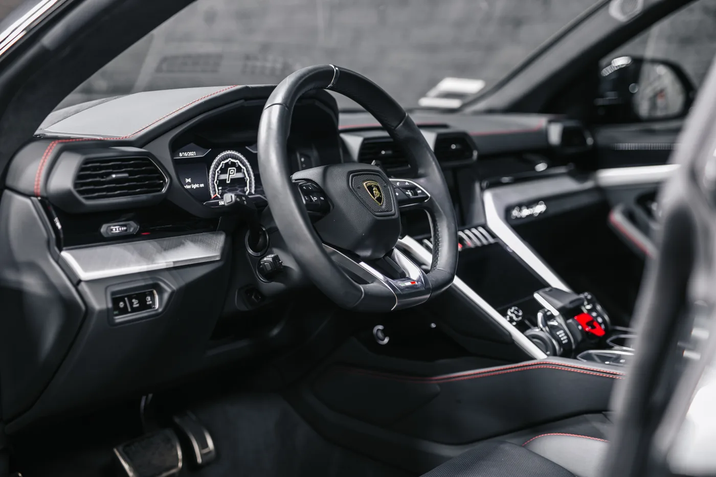2019 Lamborghini Urus Base - View 4