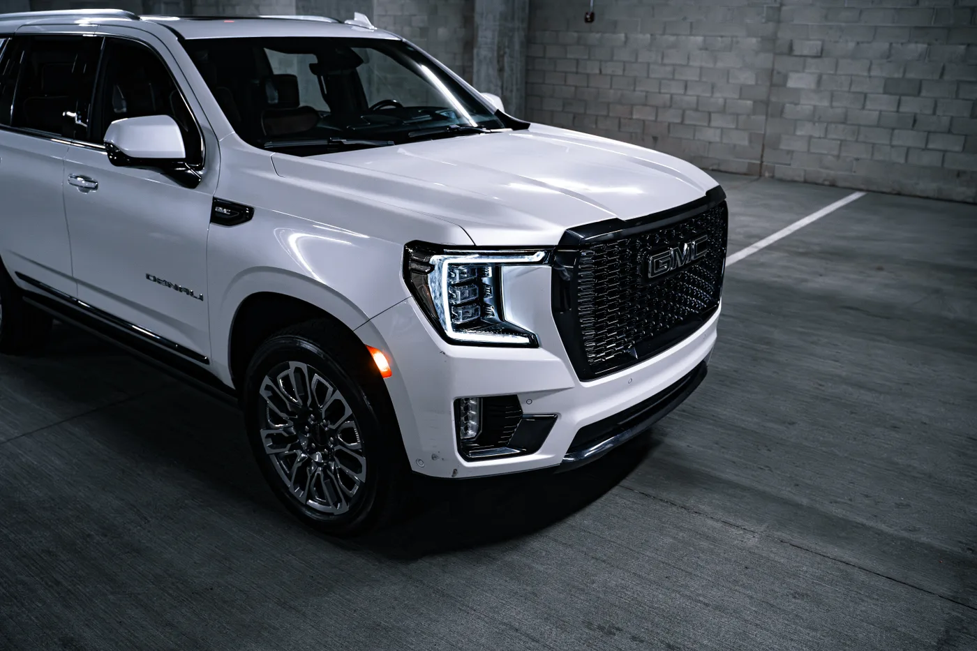 GMC Yukon Denali - View 2