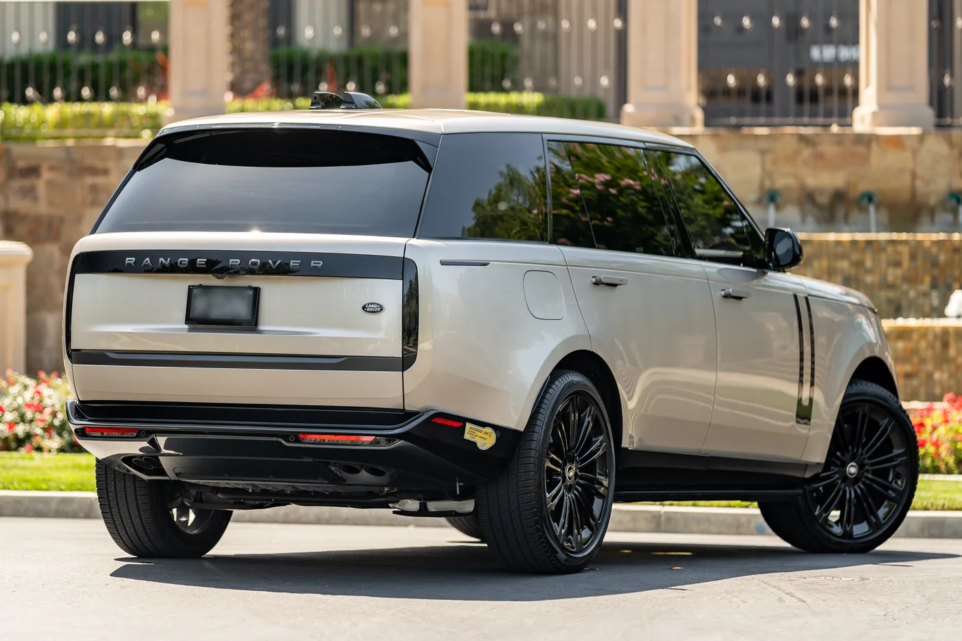 2023 Land Rover Range Rover SE P530 - View 5