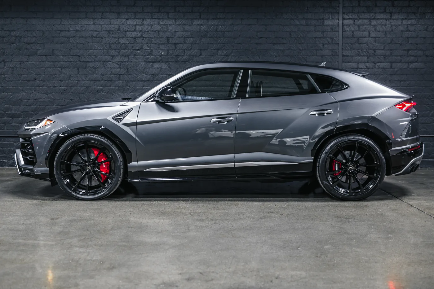 2019 Lamborghini Urus Base - View 6